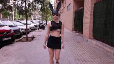 Jovem cosplay sexy mostra seus peitos em um parque público